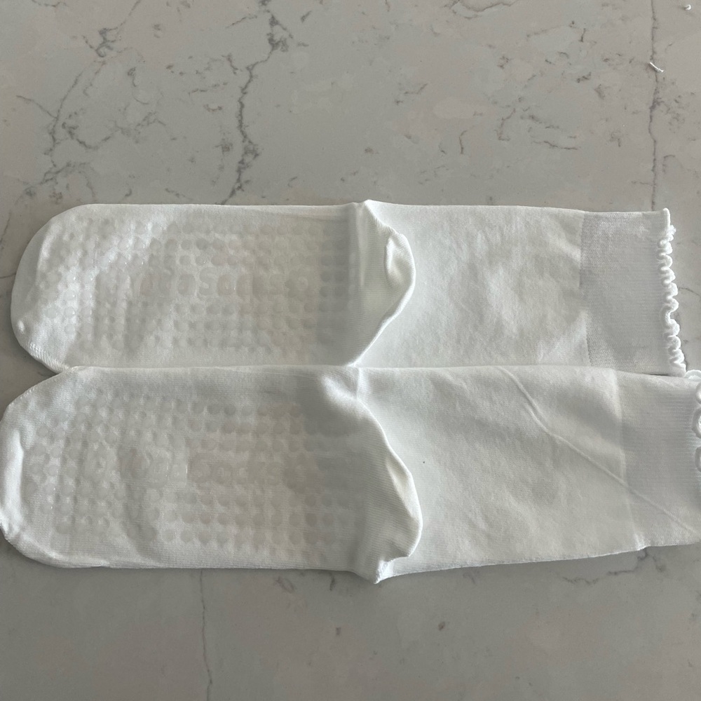 NEW Ruffle Grip Socks - Picture 2 of 4